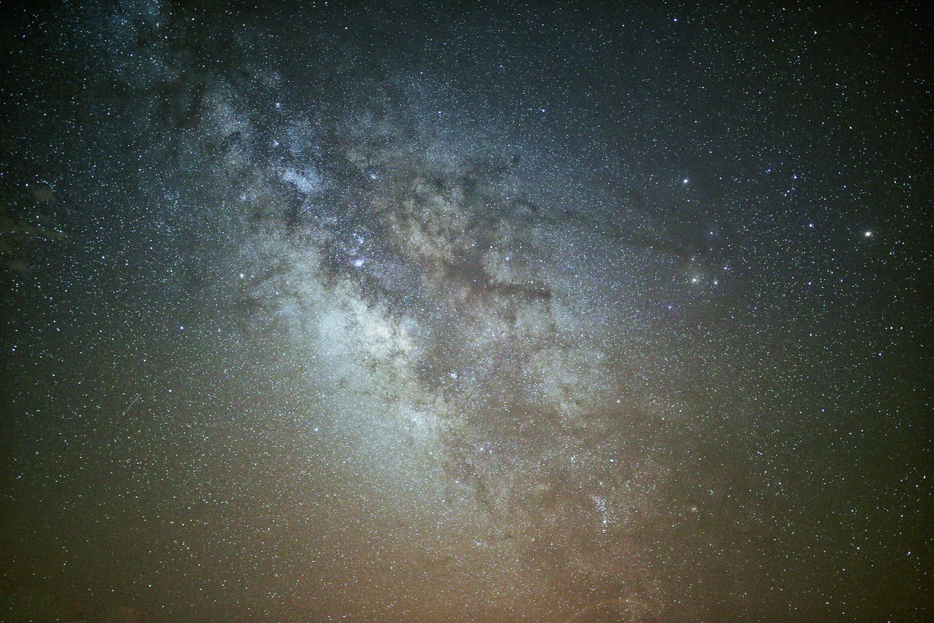 Capture de la Voie lactée et du ciel étoilé la nuit, mettant en valeur la beauté de l'univers.