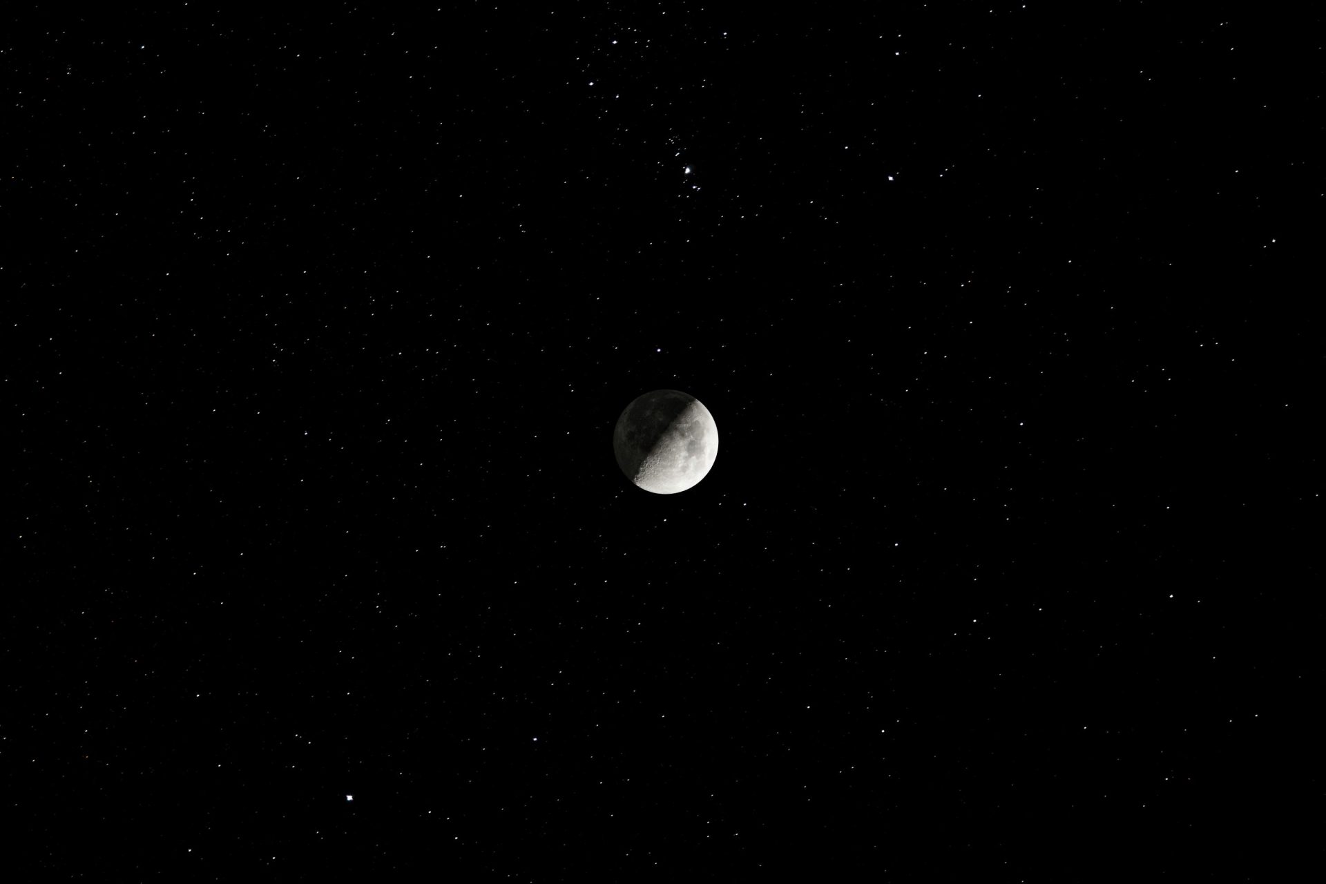 Vue captivante du ciel nocturne avec un demi-lune et un fond étoilé, idéale pour les passionnés d'astronomie.