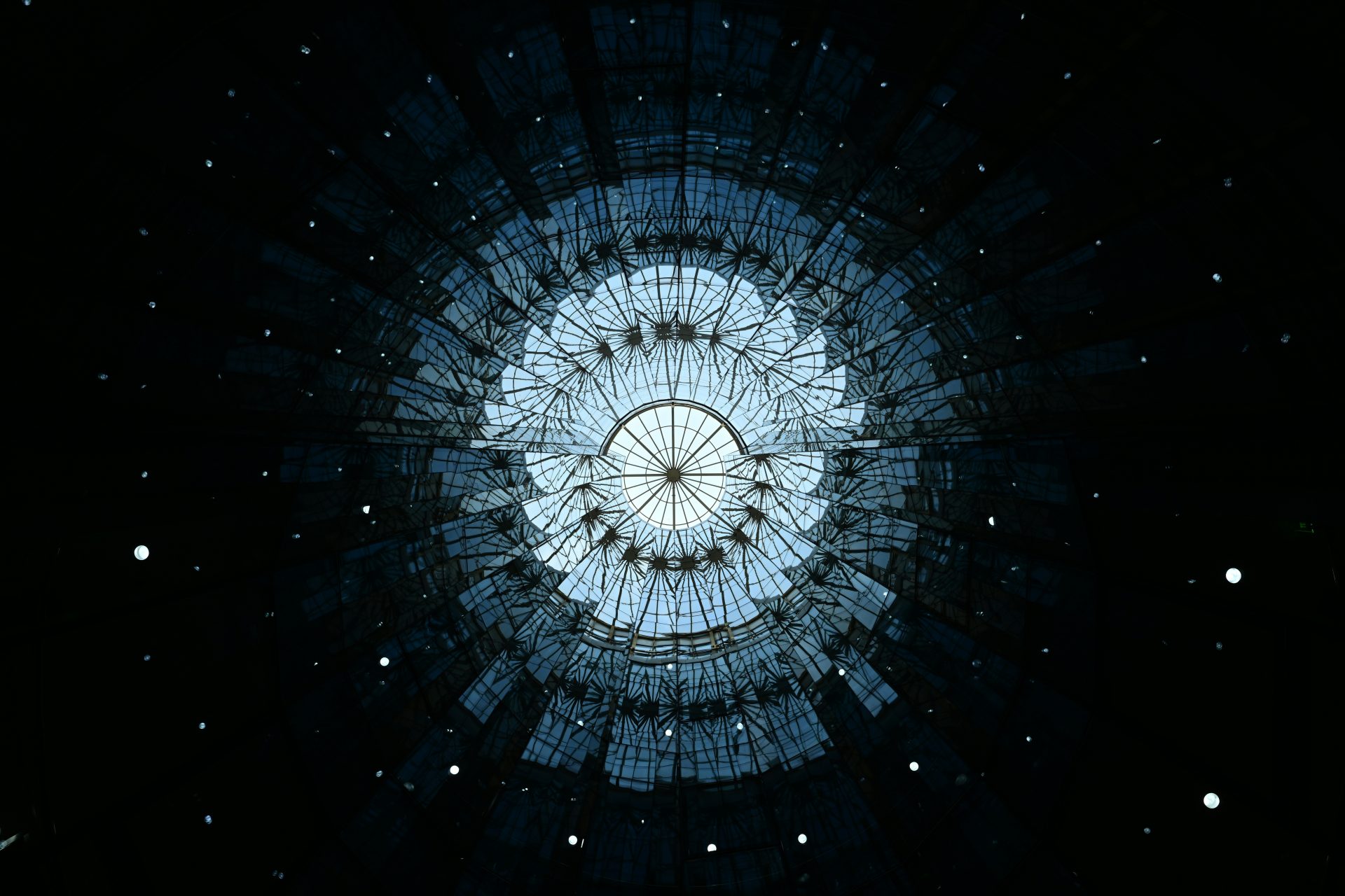 Voici une courte légende pour l'image : **un motif géométrique radial s'illumine dans l'obscurité.**