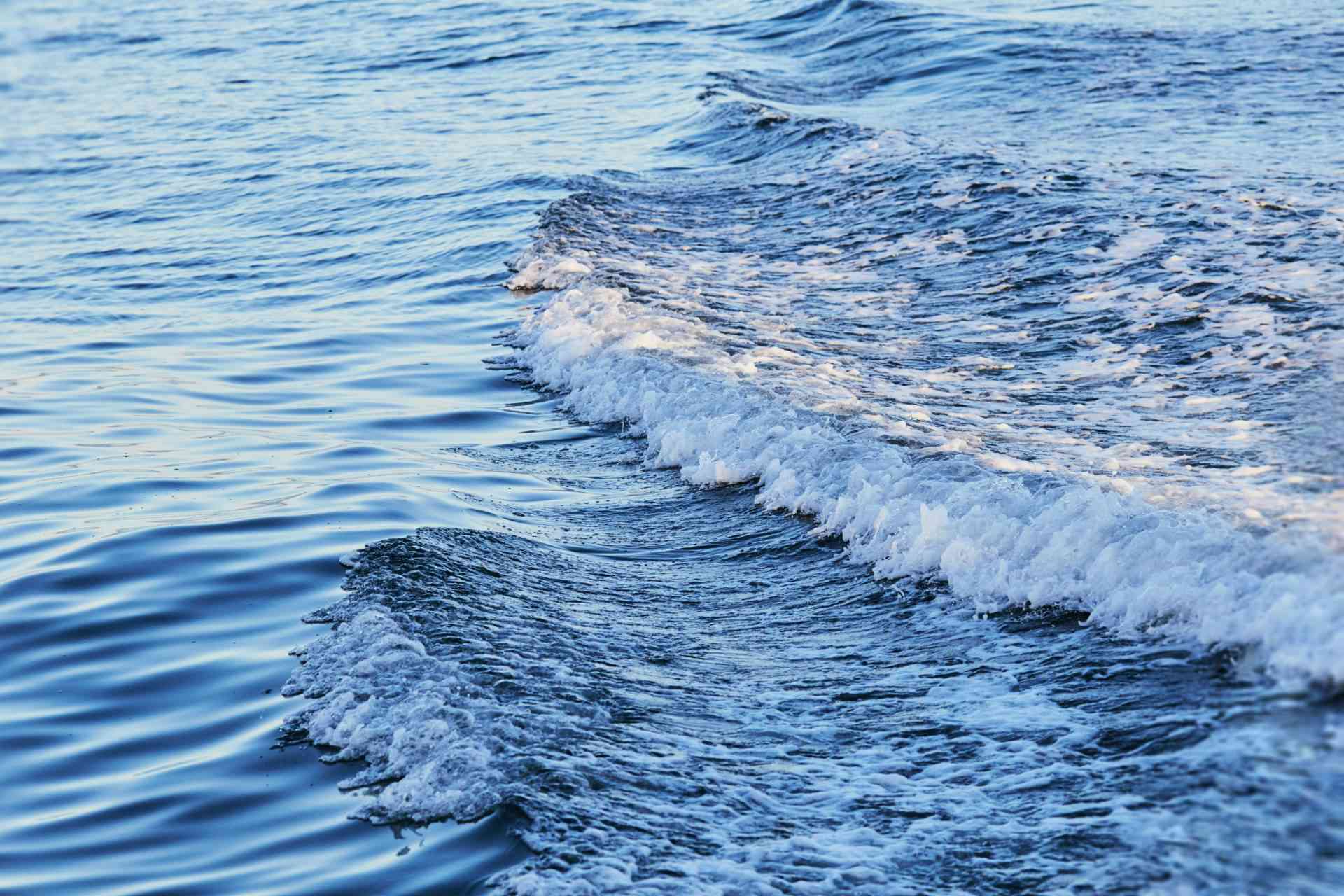 vagues océaniques s'écrasant sur le rivage en journée