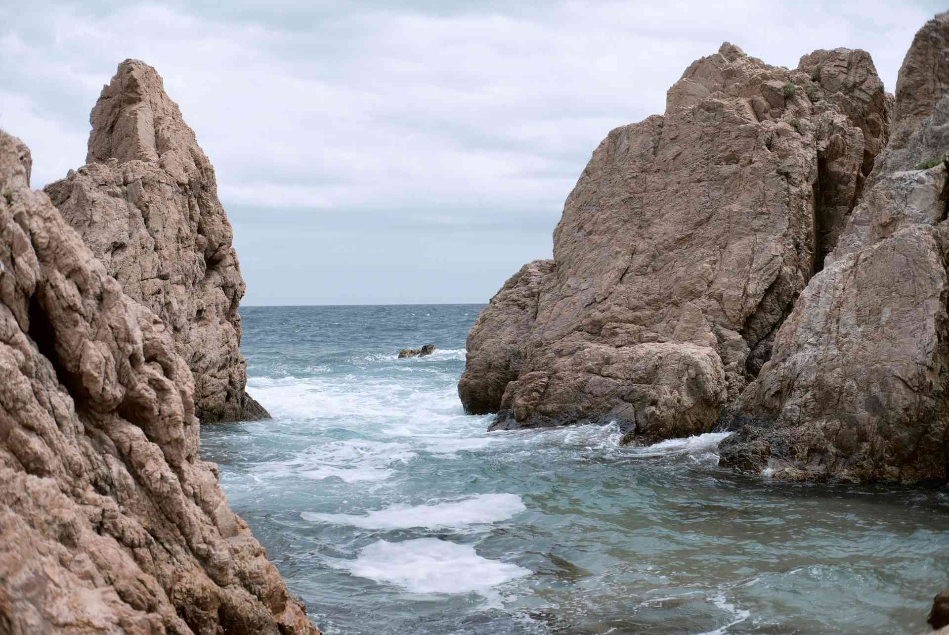 Formation rocheuse brune en mer pendant la journée